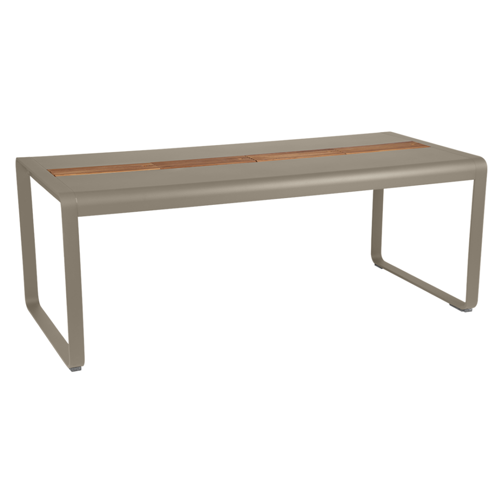 Une table Bellevie avec un plateau en bois et un galon marron.