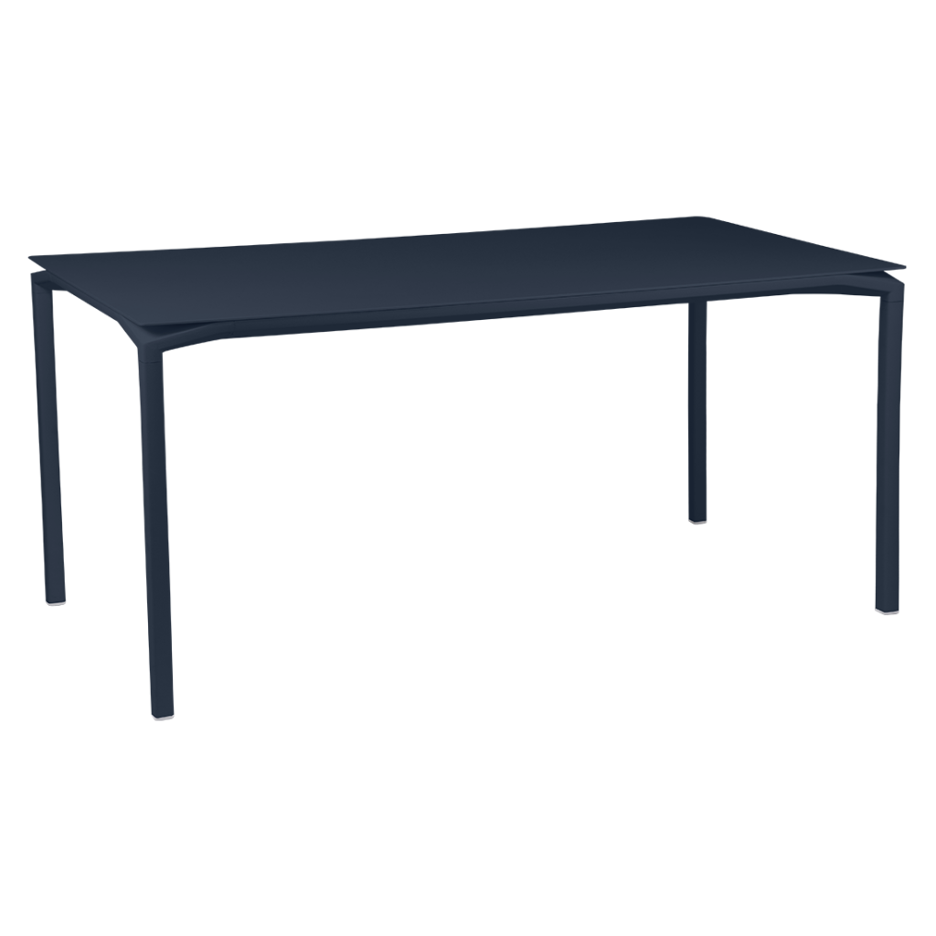 Un tableau noir sur fond sombre.