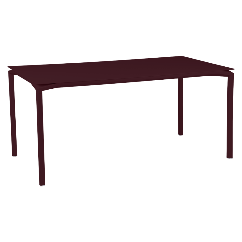 Une table console bordeaux sur fond blanc.