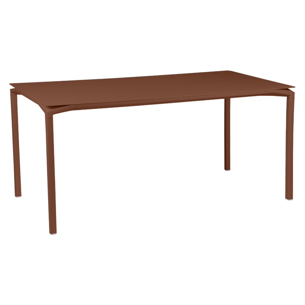 Une table marron sur fond marron.