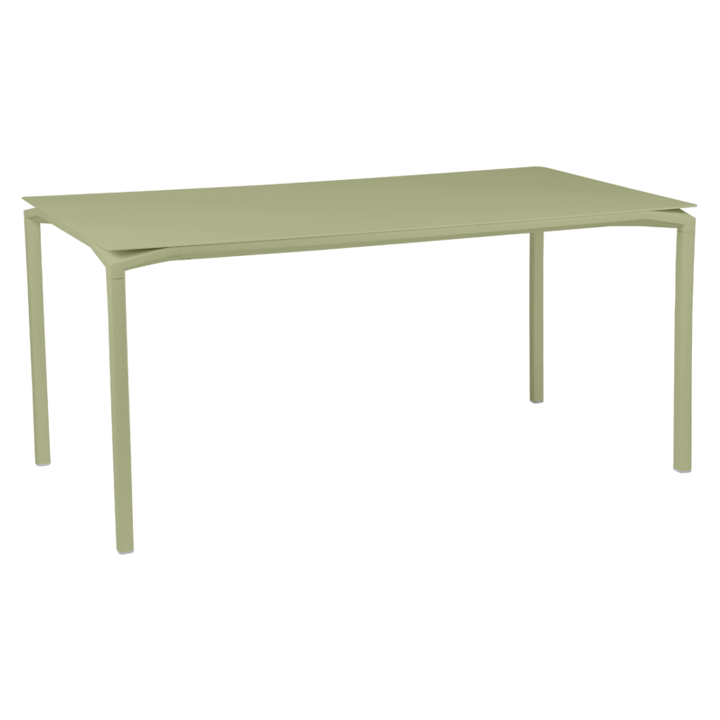 Une table verte sur fond blanc.
