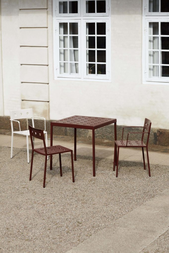 Une Table Balcon de 75 cm devant une maison.