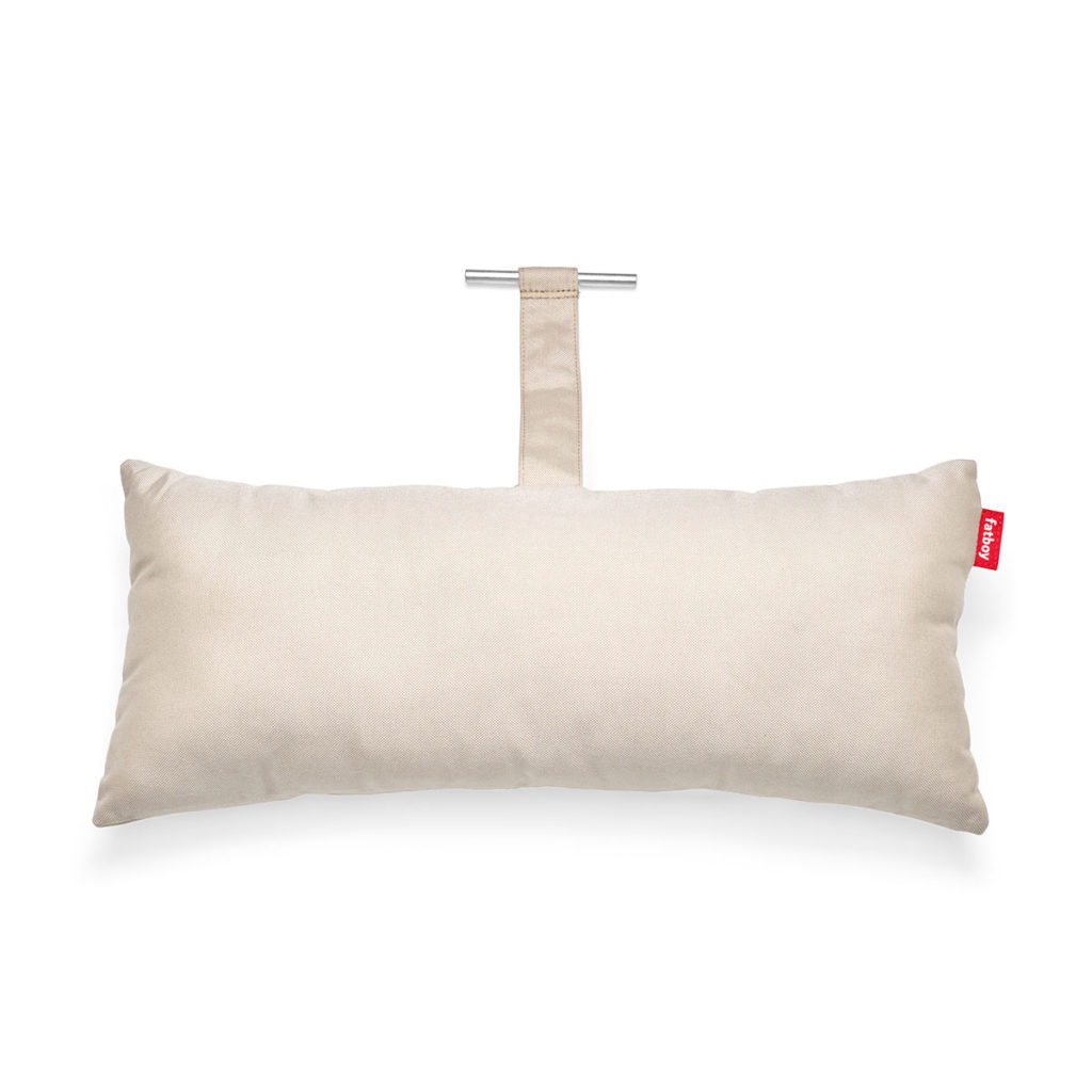 Un coussin beige sur fond blanc.