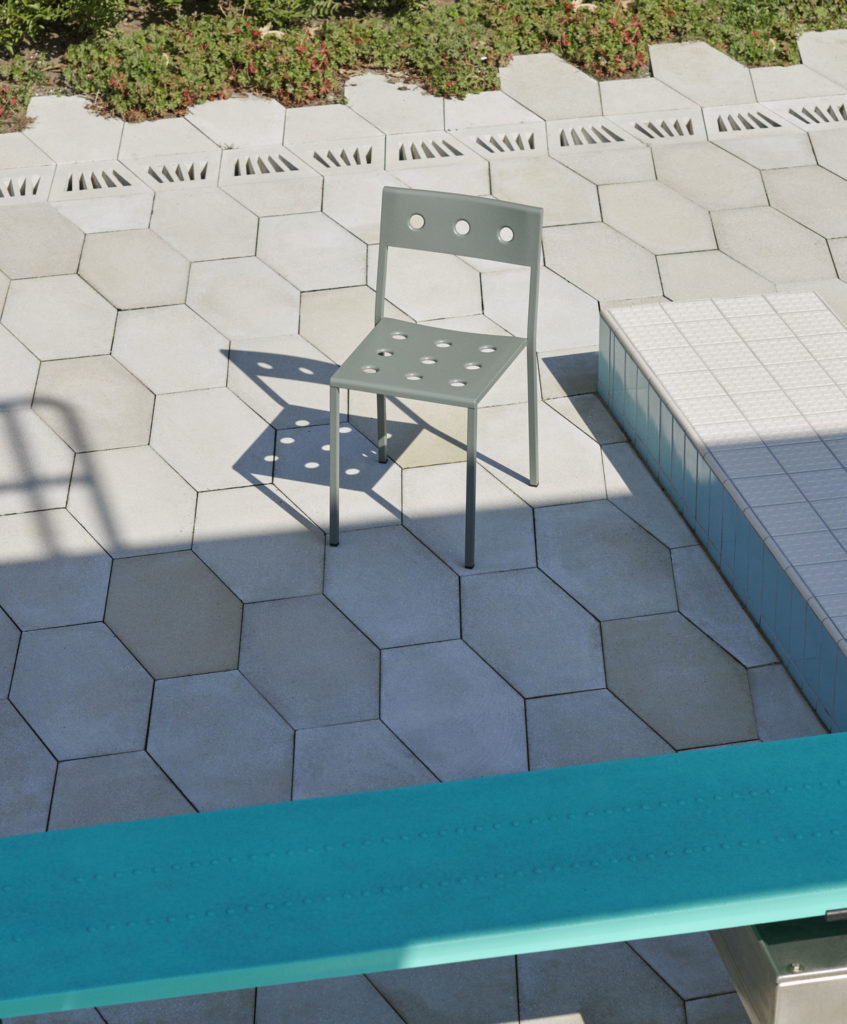 Chaise balcony à côté d'un plongeoir au soleil.