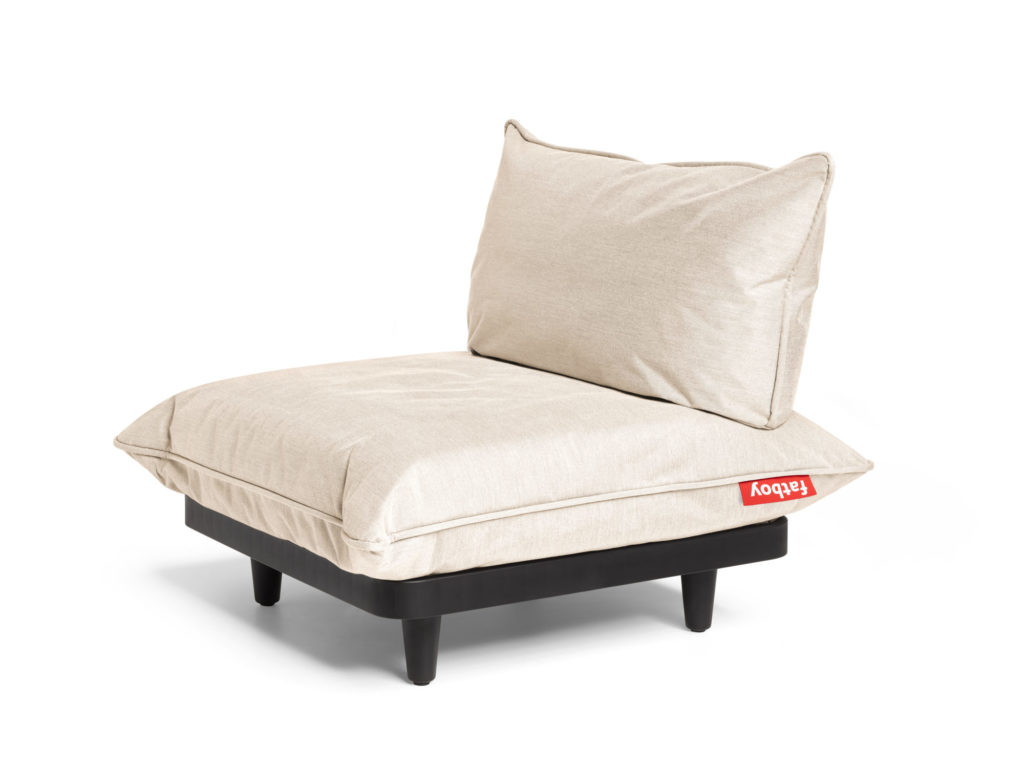 Un Fauteuil pour salon de jardin Paletti beige - 1 place avec un oreiller sur le dessus.