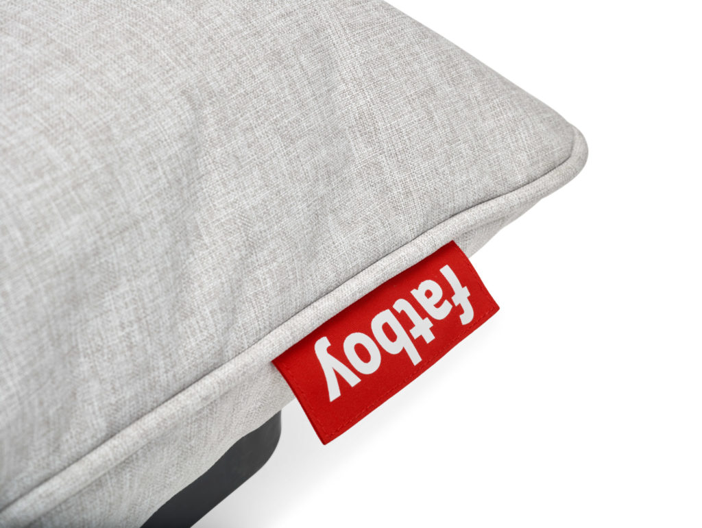 Un oreiller avec le mot oui dessus.