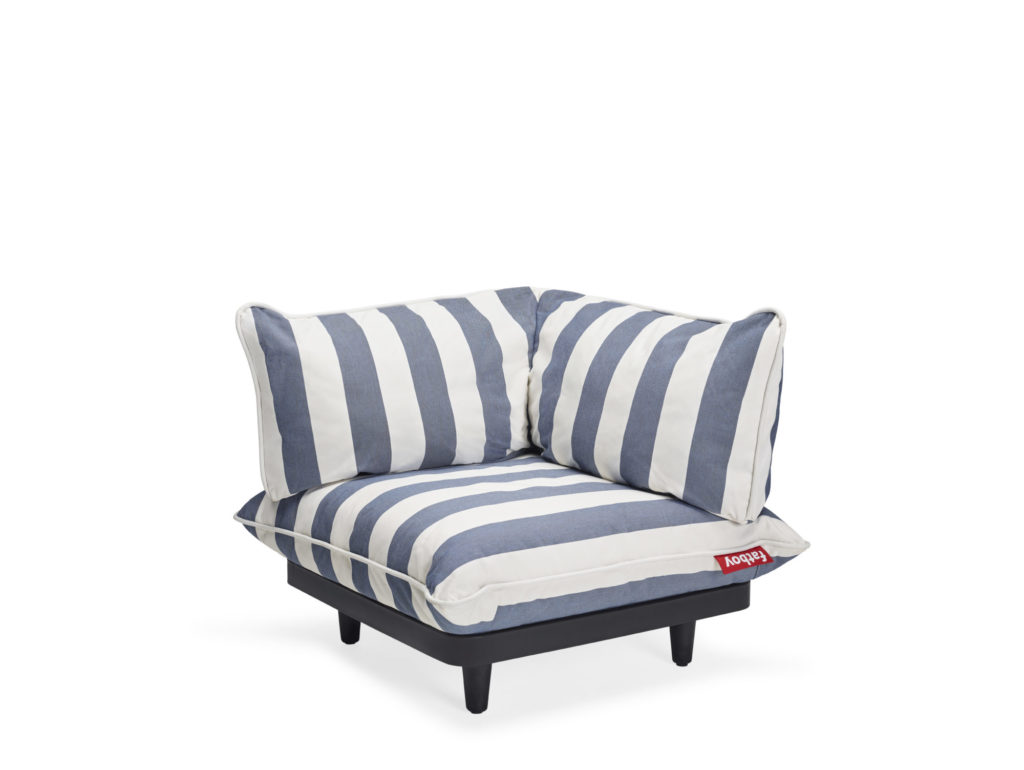 Une chaise rayée bleue et blanche avec une base noire.
