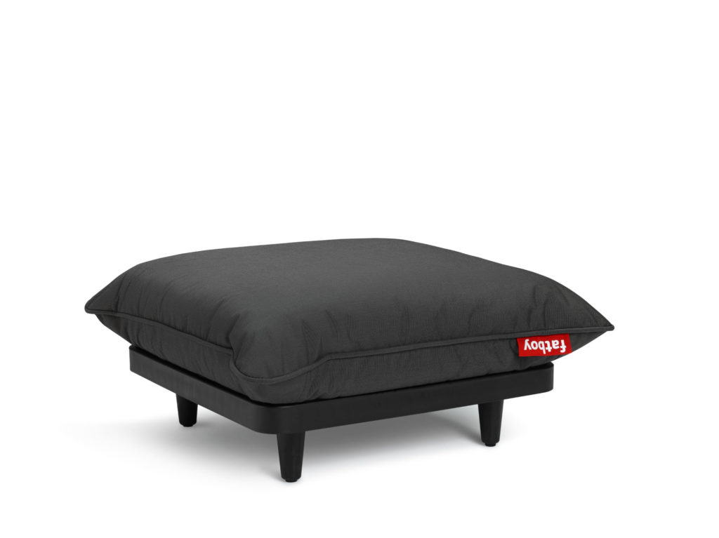 Un pouf noir avec un coussin noir.