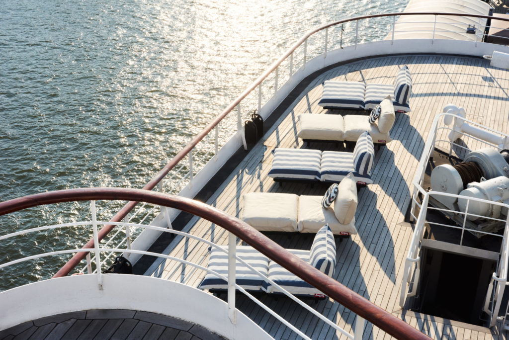 Le pont d'un bateau de croisière avec des chaises longues.