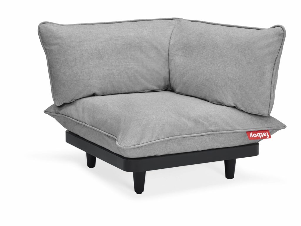 Une chaise d'angle grise avec une base noire, également appelée fauteuil ou salon de jardin.