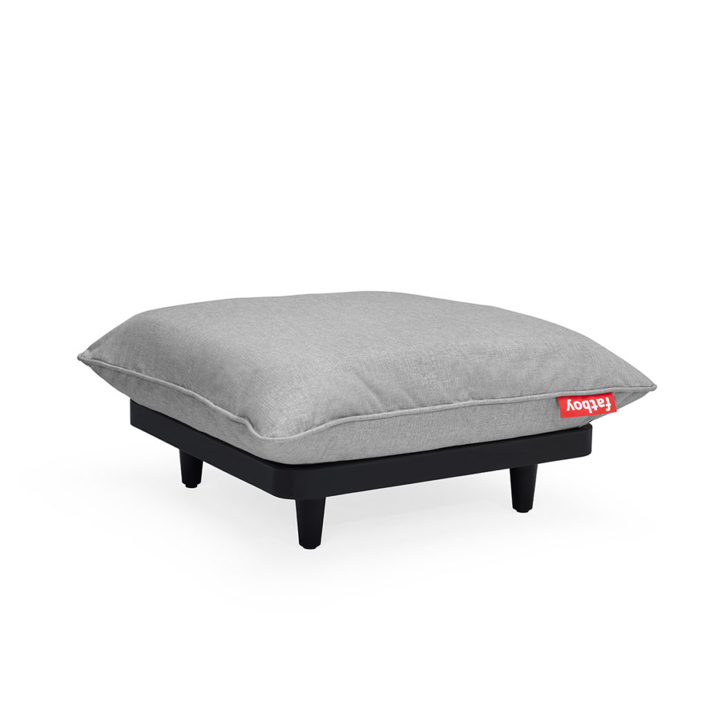 Un petit Pouf gris avec une base noire.