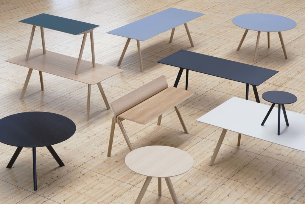 Un groupe de tables de différentes formes et couleurs, dont le Bureau CPH 90.