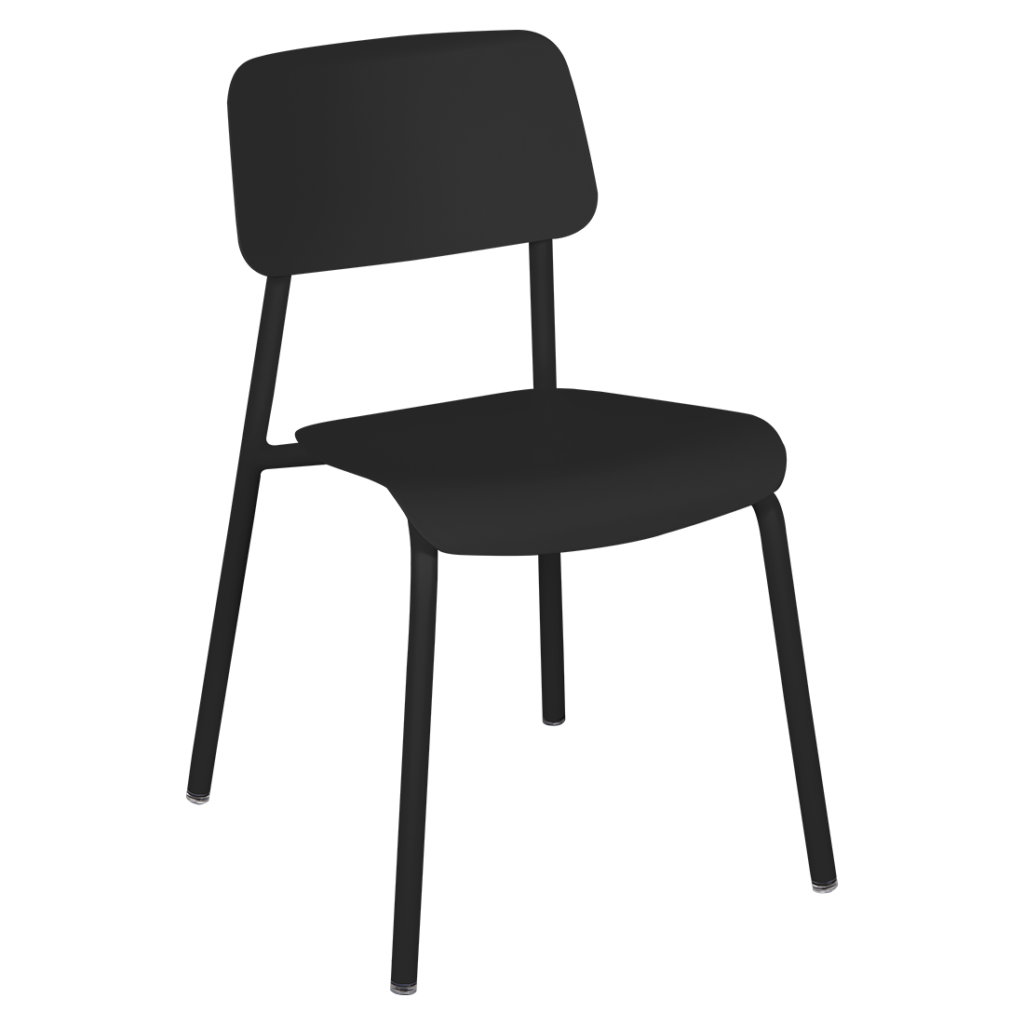 Une chaise Studye en plastique noir sur fond blanc.