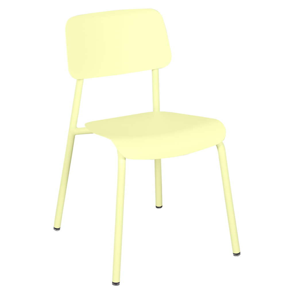 Une chaise Studie en plastique jaune sur fond blanc.