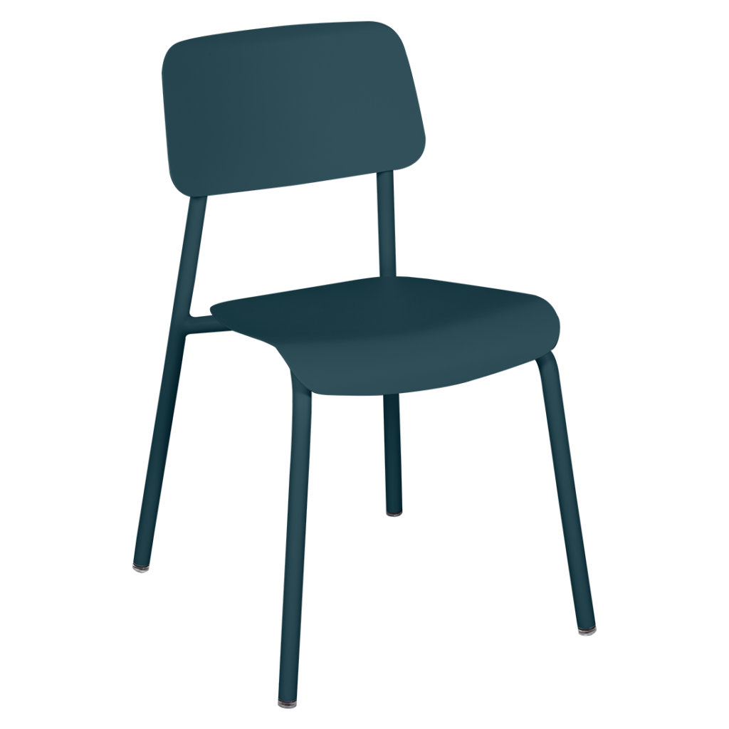 Une chaise Studye en plastique bleu sur fond noir.