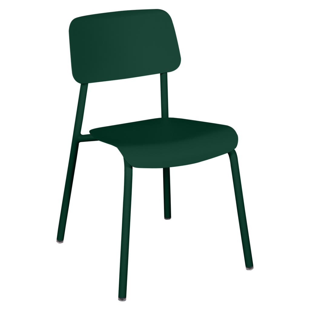 Une chaise Studie en plastique vert sur fond blanc.