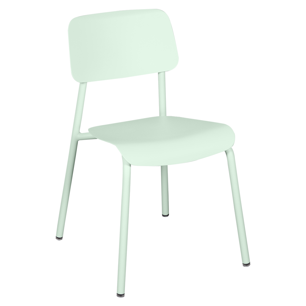 Une chaise Studie en plastique vert avec un fond blanc.