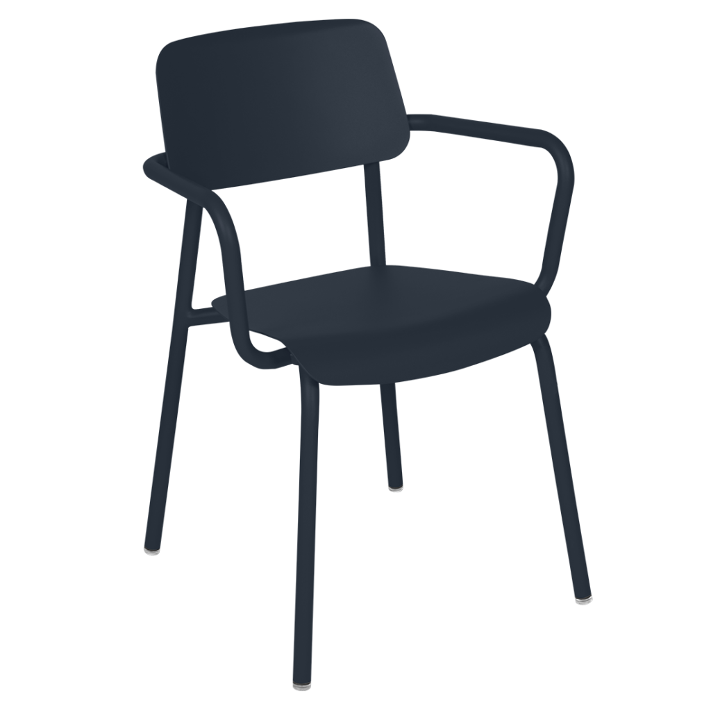 Une chaise Studye en plastique noir sur fond blanc.