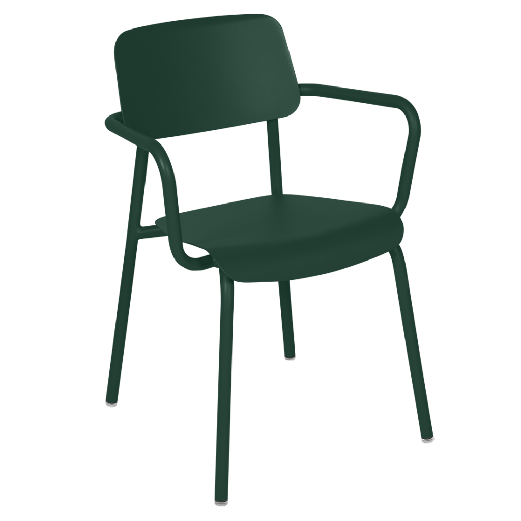 Une chaise Studie en plastique vert avec des bras sur fond blanc.