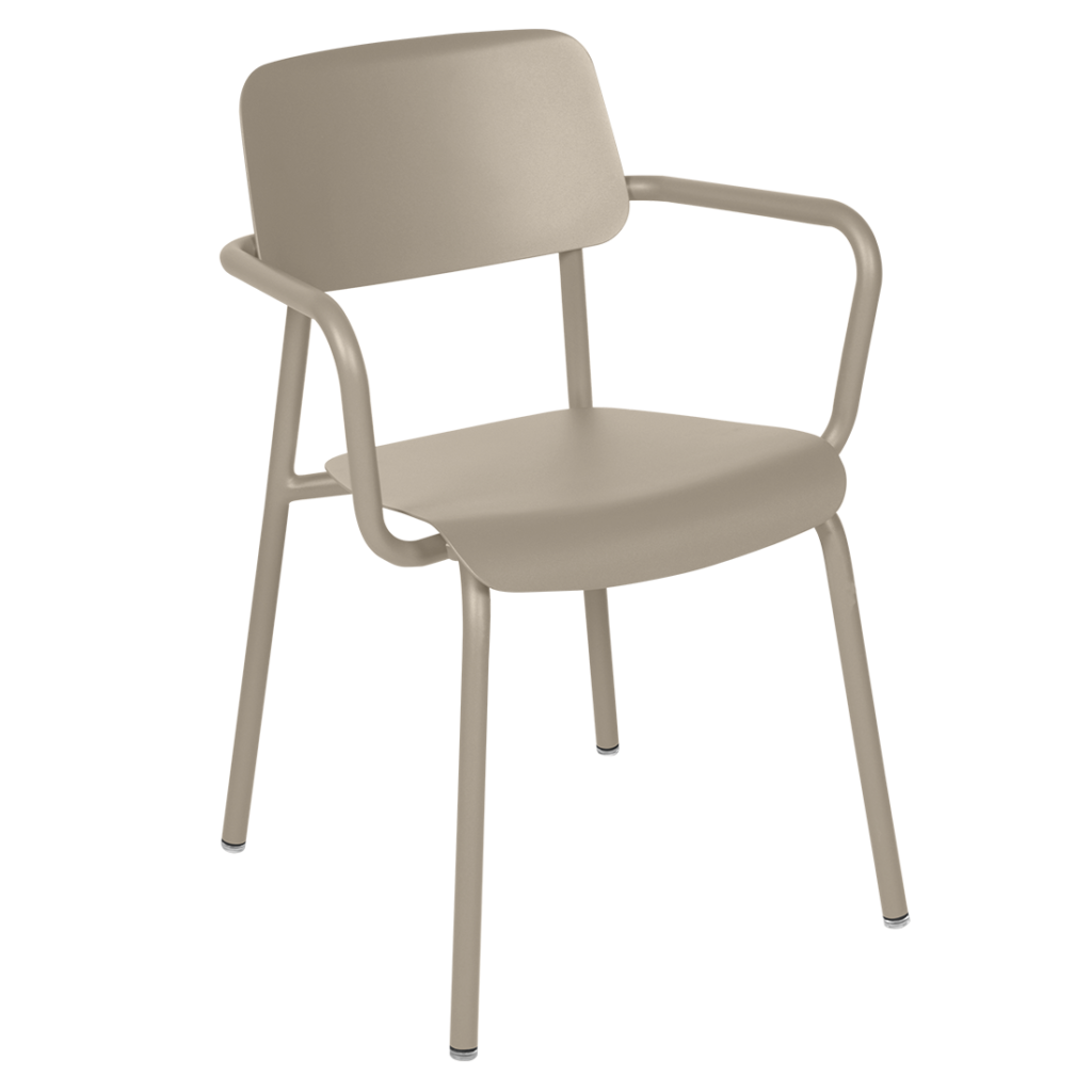 Une chaise Studie en plastique beige avec des accoudoirs sur fond blanc.
