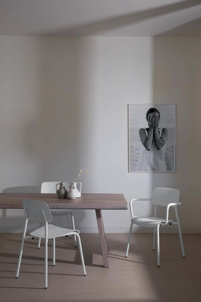 Un Fauteuil Studie blanc et des chaises dans une salle d'étude.