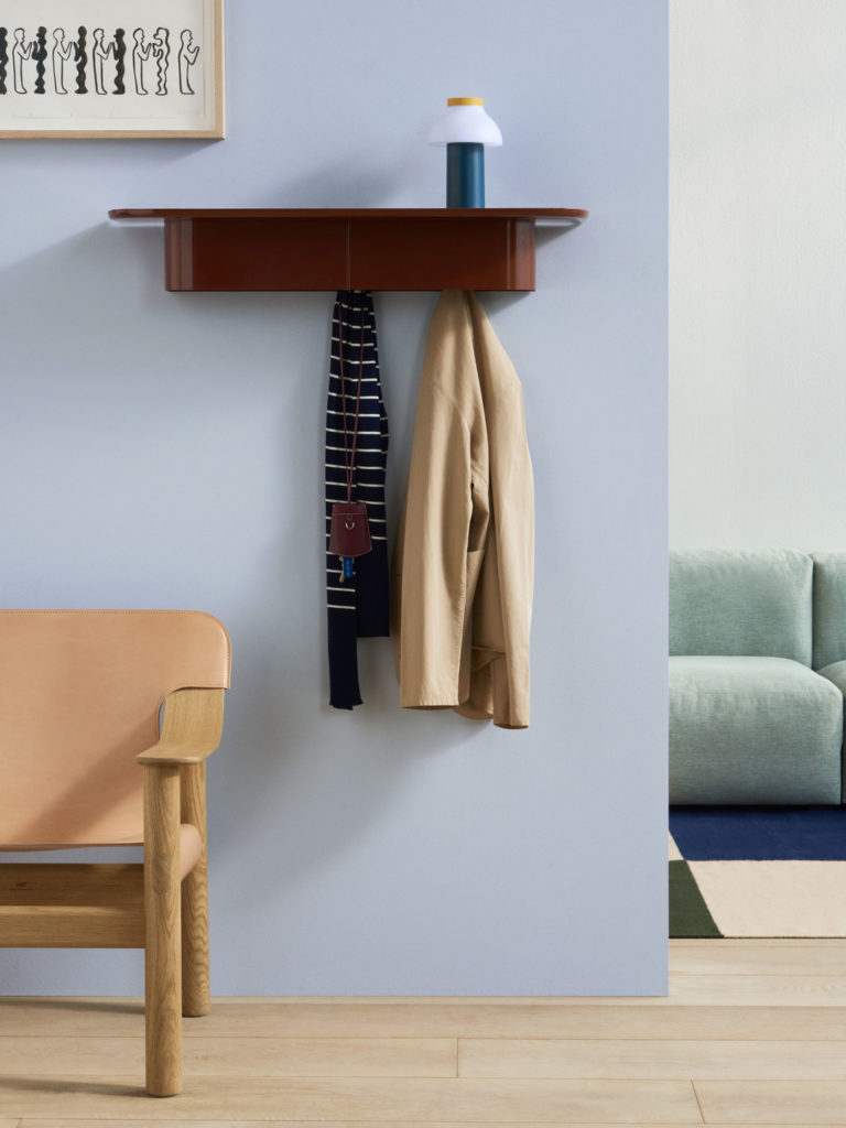 Etagère porte-manteau Korpus taille M en aluminium de la marque Hay dans une pièce avec pulls au porte-manteau et banc corail
