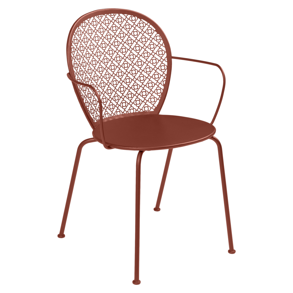 Le Fauteuil Lorette est une chaise d'extérieur avec une structure en métal rouge.