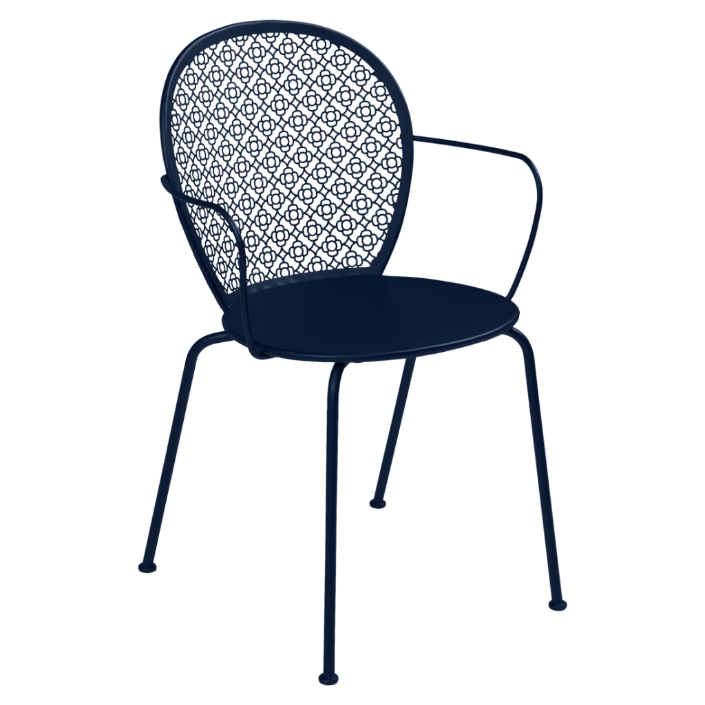 Une chaise en métal bleu à motif géométrique, dite Fauteuil Lorette.