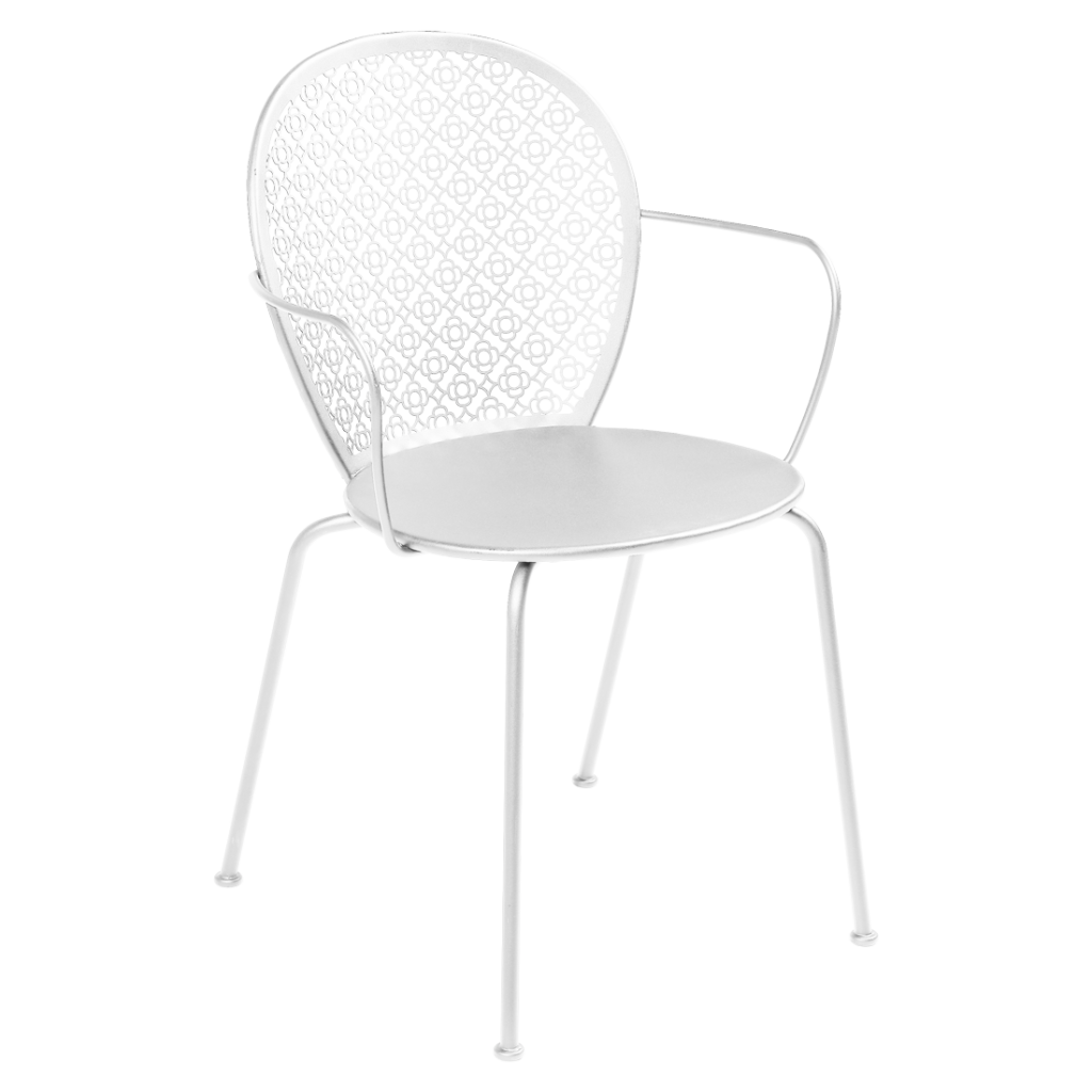 Une chaise d'extérieur blanche avec une structure en métal, également connue sous le nom de Fauteuil Lorette.