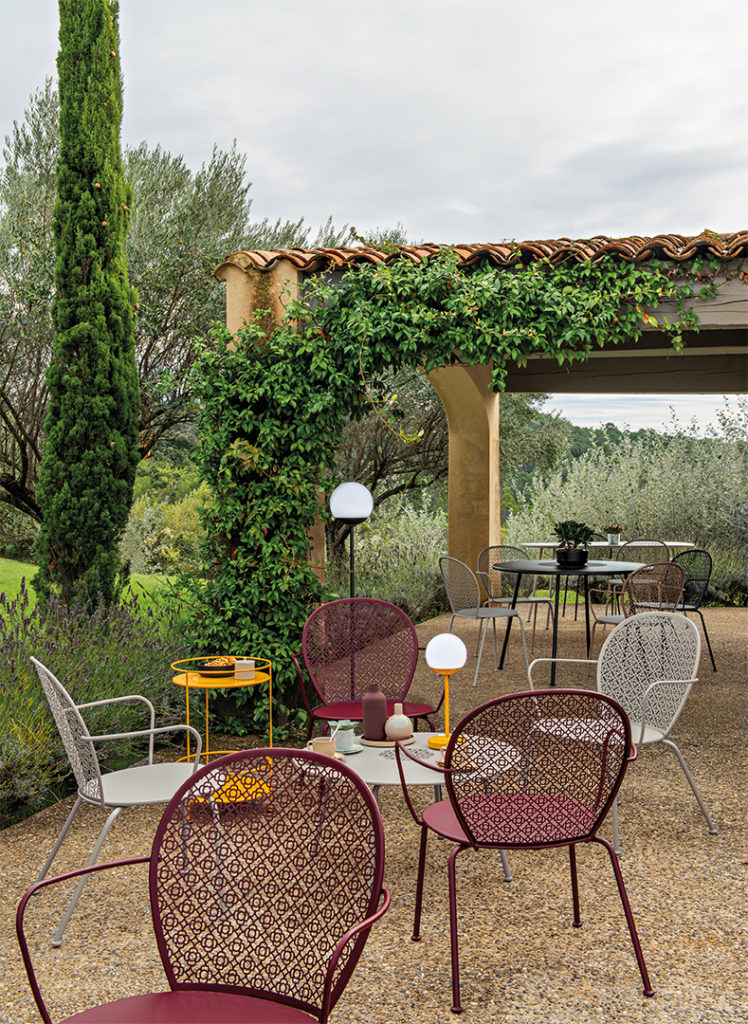 Un patio avec chaises Fauteuil Lorette.