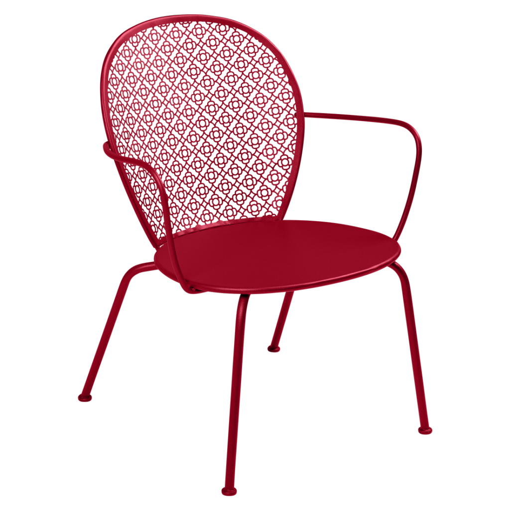 Un fauteuil en métal rouge avec un motif floral.