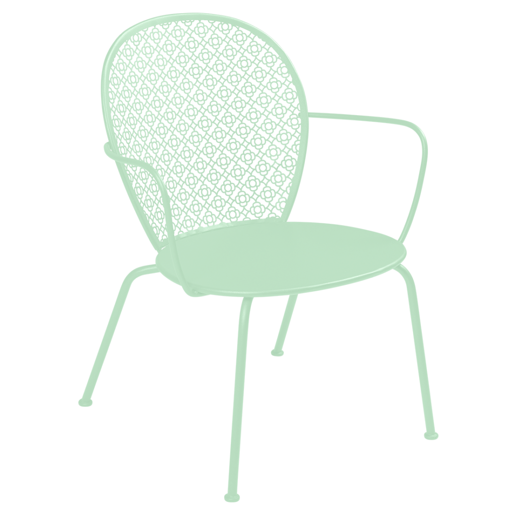 Une chaise en métal vert avec un fond blanc est présentée dans cette description.