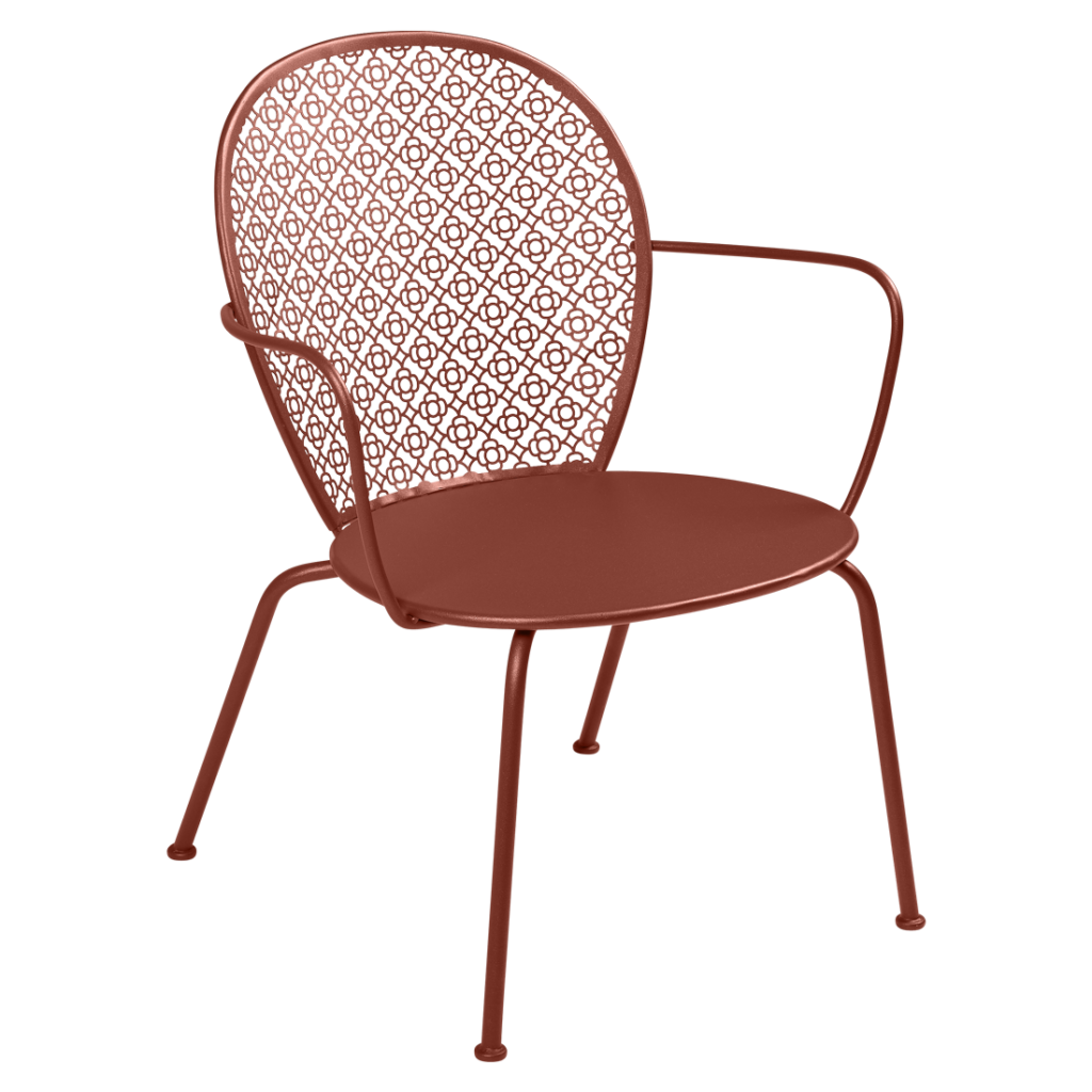 Une chaise en métal rouge au motif floral, parfaite pour se prélasser ou comme fauteuil.