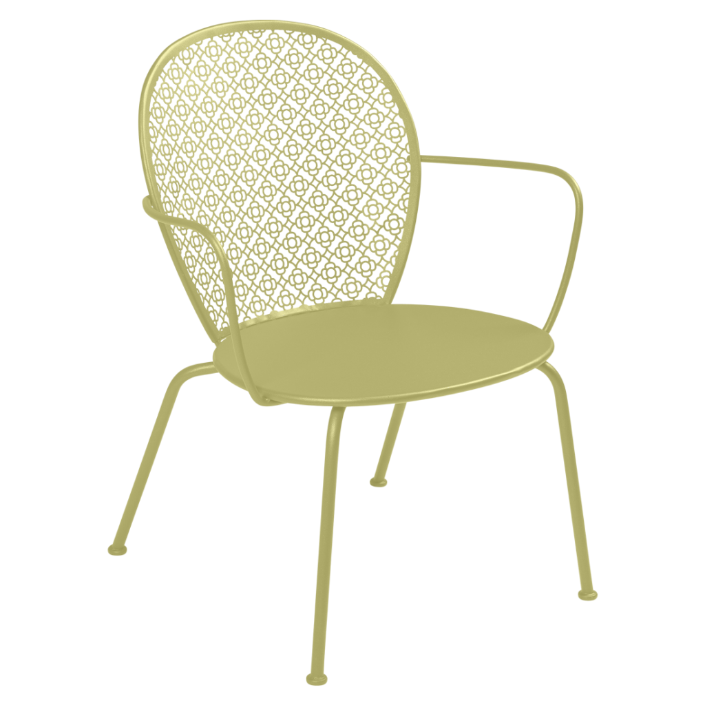 Une chaise en métal jaune au motif floral, parfaite pour se prélasser.
