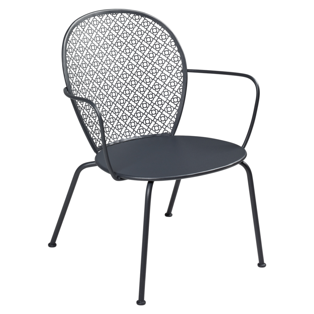 Une chaise longue en métal gris avec un motif géométrique.
