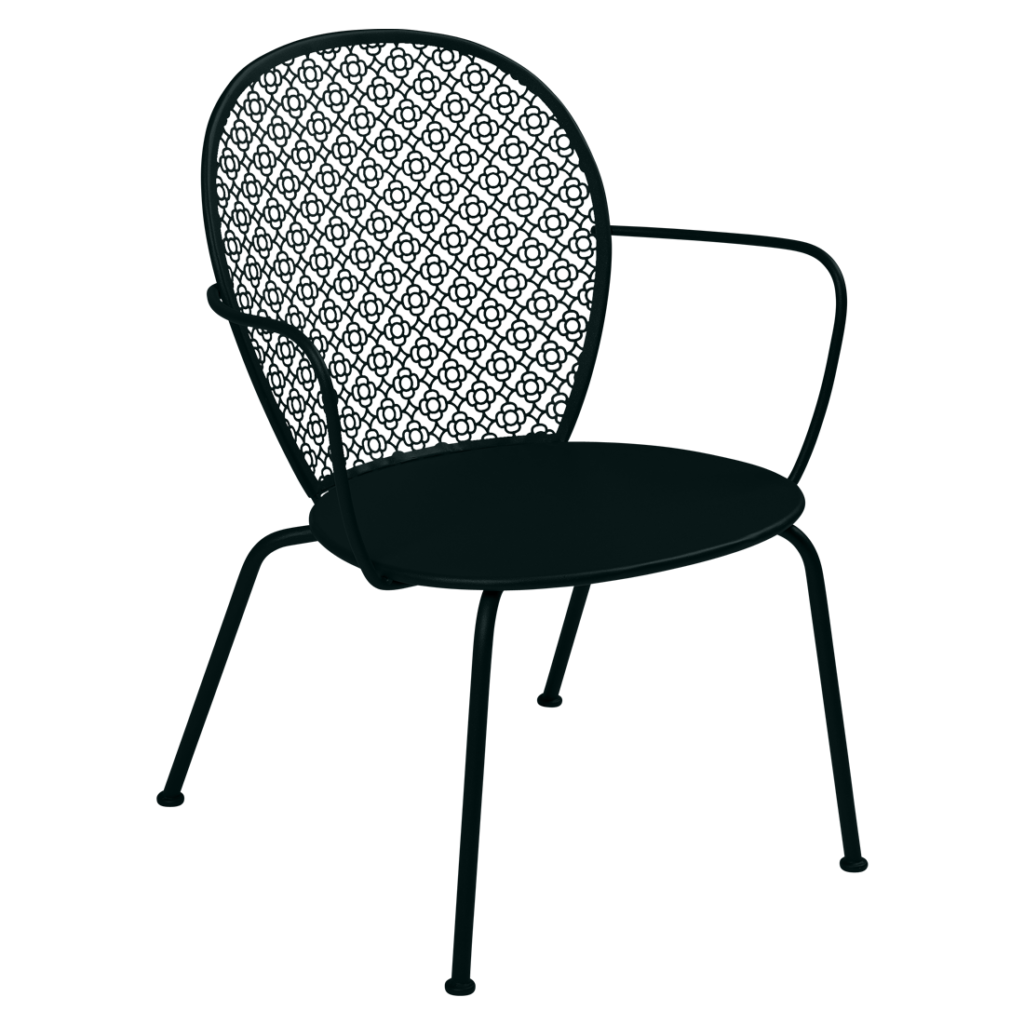 Une chaise de salle à manger noire avec un motif géométrique, inspiré du design Lorette.