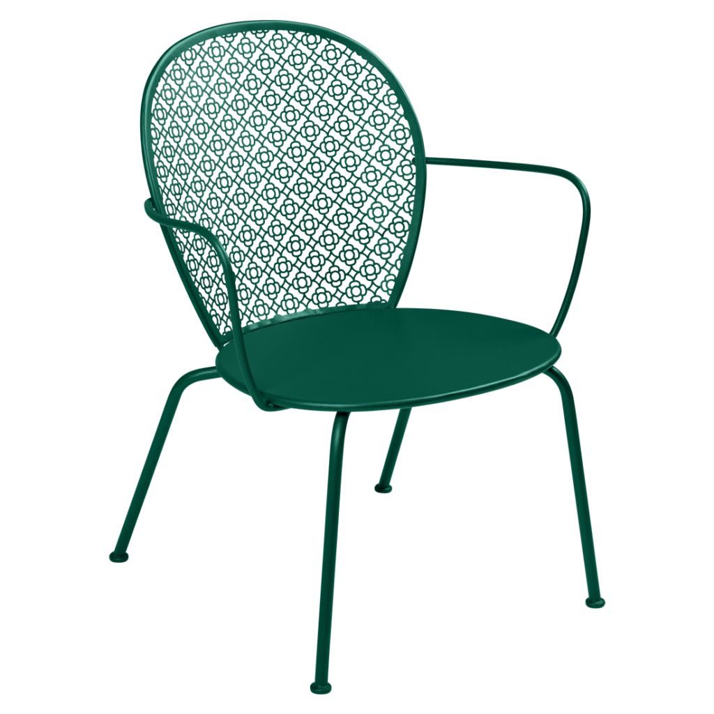 Une chaise en métal vert au motif géométrique, parfaite pour se prélasser.