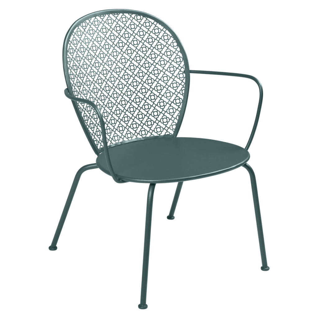 Une chaise en métal vert au motif géométrique, parfaite comme chaise longue.