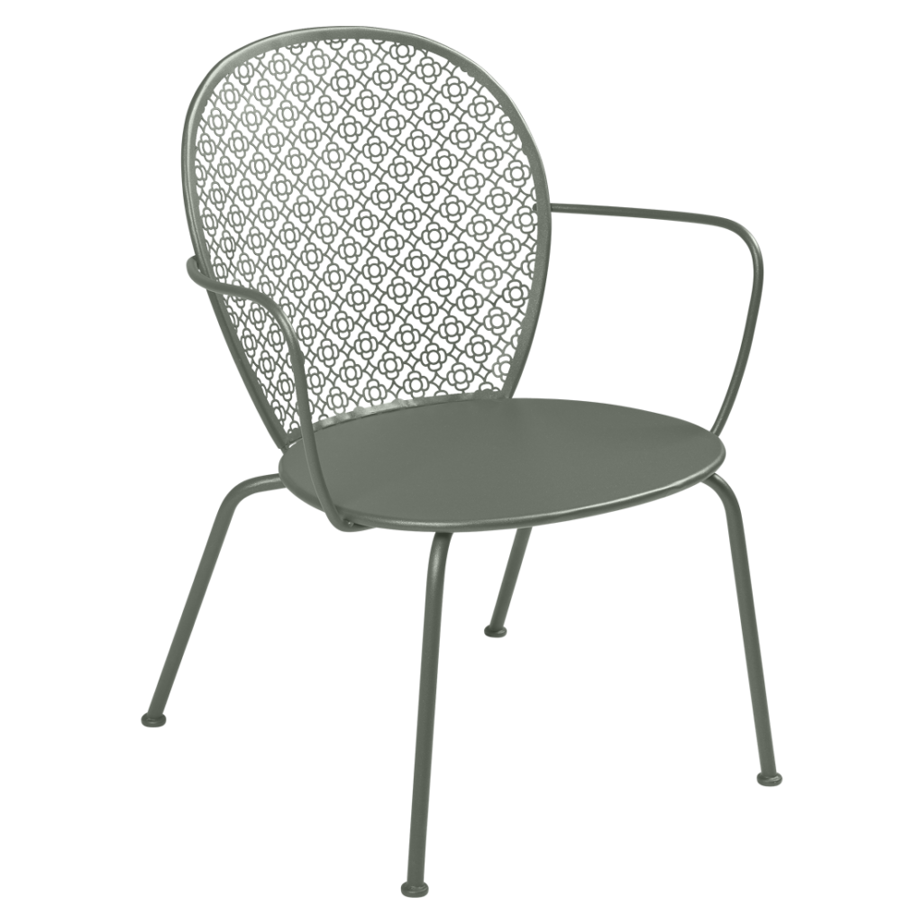 Une chaise en métal gris avec un motif géométrique Blanc coton.