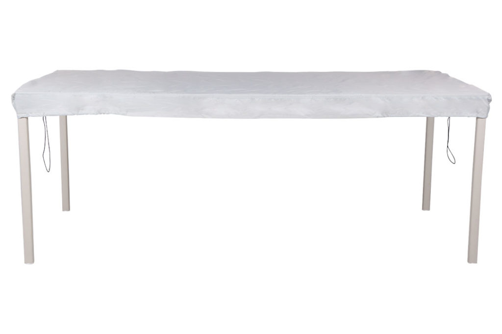 Une table blanche avec une housse de protection pour table blanche.
