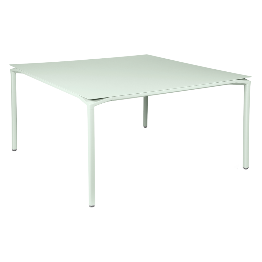 Une table carrée Calvi sur un fond blanc.