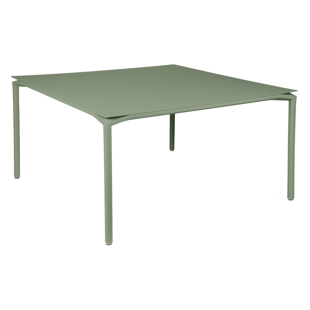 Une table carrée Calvi de couleur verte.