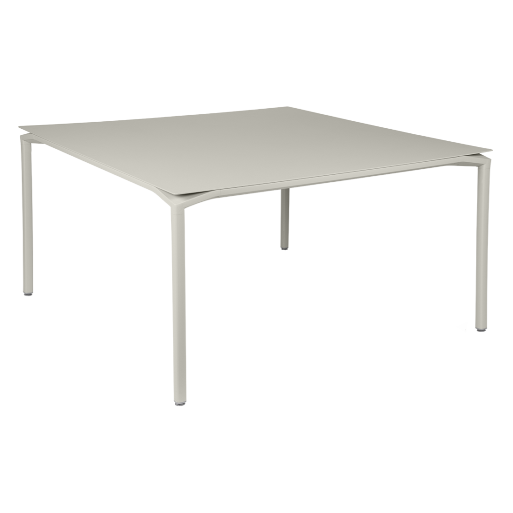 Une table carrée Calvi avec un plateau blanc sur un fond blanc.