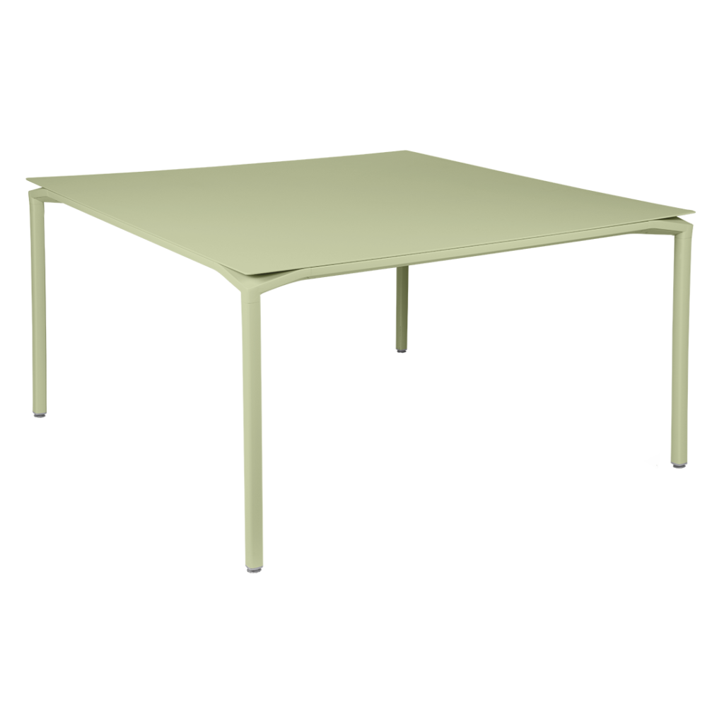 Une Table carrée Calvi avec un plateau vert sur fond blanc.