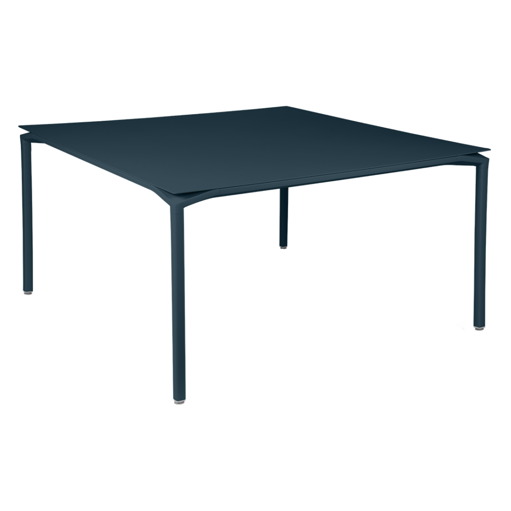 Une table carrée Calvi avec un piètement noir.