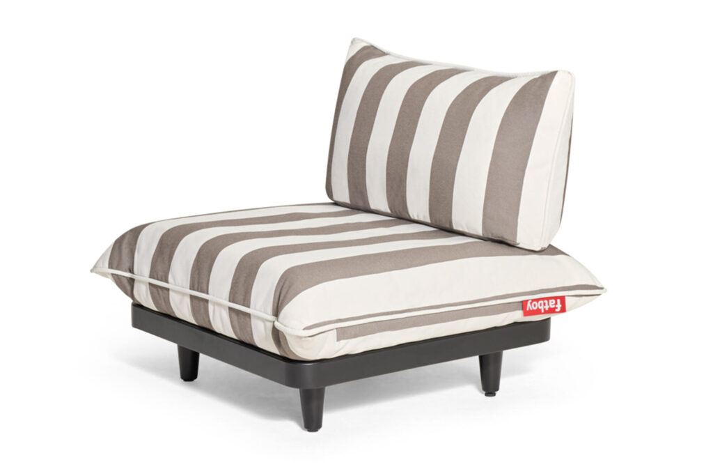 Le Fauteuil pour salon de jardin Paletti - 1 place présente d'épais coussins rayés gris et blancs sur une base rectangulaire noire, basse et sans accoudoir, avec des pieds courts - idéal pour une relaxation moderne.