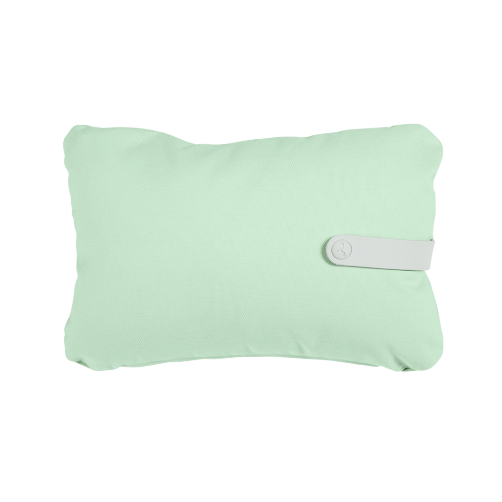 Un Coussin Color Mix vert menthe 68x44cm avec une poignée blanche.