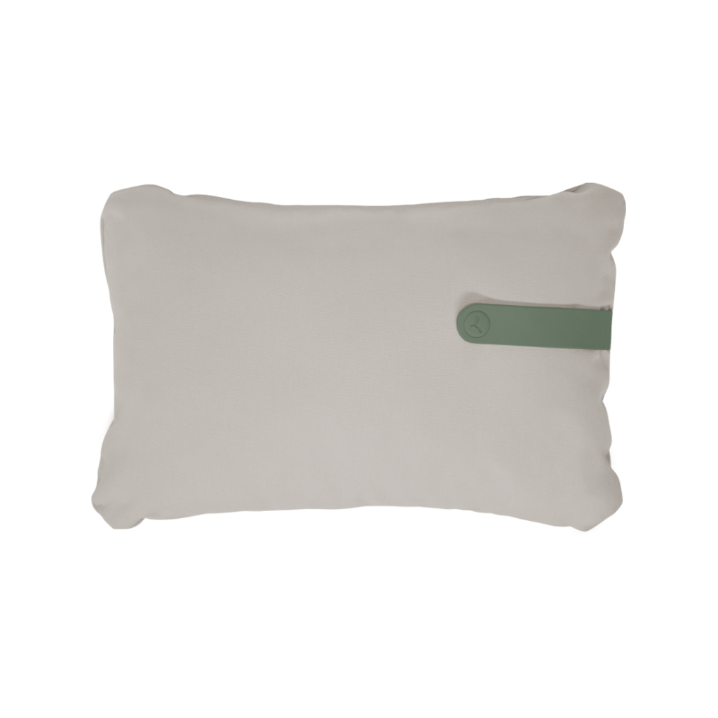 Un "Coussin Color Mix 68x44cm" gris et vert avec une poignée verte.