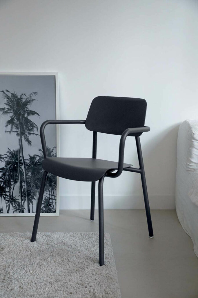 Un Fauteuil Studie noir dans une pièce avec une photo au mur.