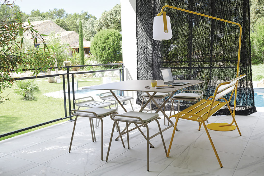 Un ensemble de balcon coloré Galette Color Mix 41 x 38 cm composé d'une table et de chaises.